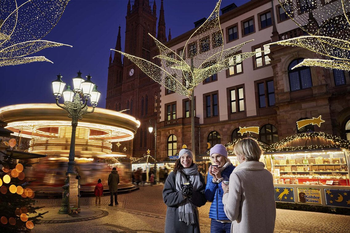 Warm gekleidete Frauen vor dem Rathaus