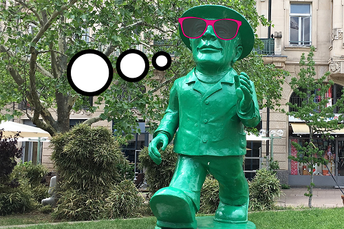 Grüne Skulptur - Mann mit Sonnenbrille