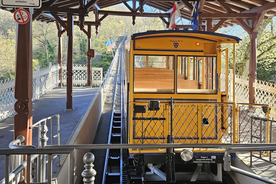 حامل الصابورة المائية والقطار الجبلي المائل ذو الصابورة المائية