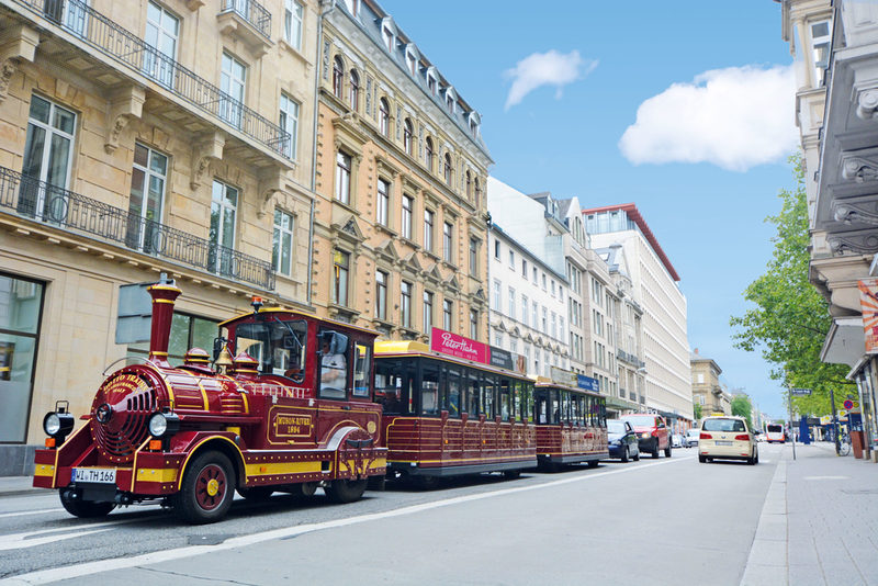 Thermine fährt Wilhelmstraße entlang