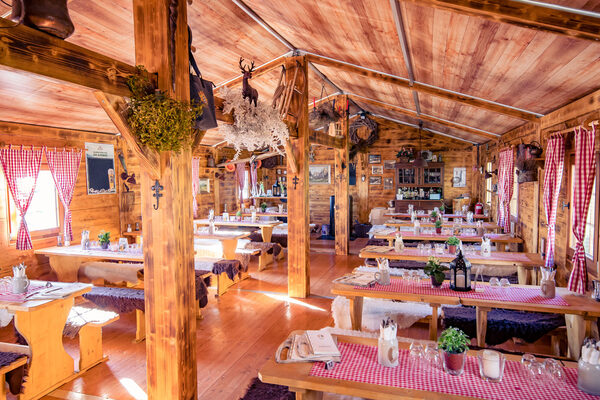 Eine rustikale Almhütte