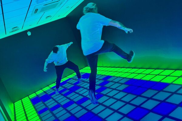 Zwei Jungen auf einem Lichtfeld