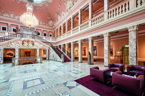 Eingangshalle aus Marmor mit Kronleuchter