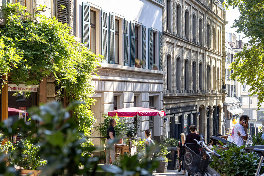 Obere Webergasse: Menschen sitzen an den Open-Air-Tischen auf der Straße.