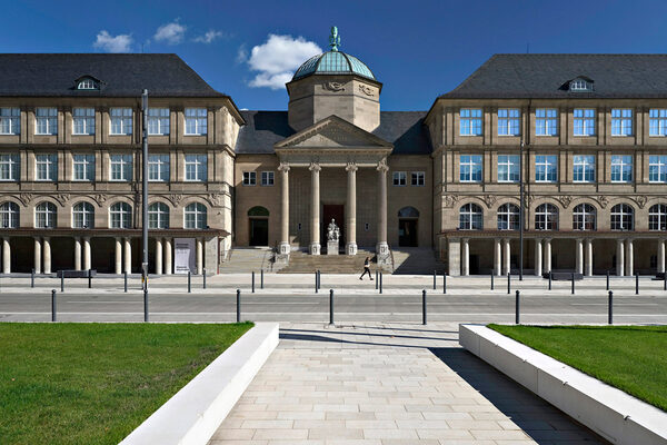 Blick auf das Museum Wiesbaden mit Goethe-Denkmal.