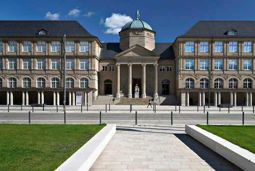Blick auf das Museum Wiesbaden mit Goethe-Denkmal.