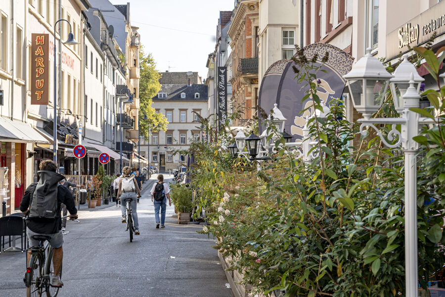 Westend: Fußgänger und Radfahrer auf der Straße im Westend.