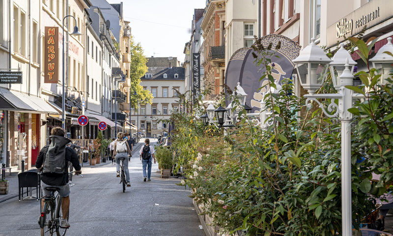 Westend: Fußgänger und Radfahrer auf der Straße im Westend.