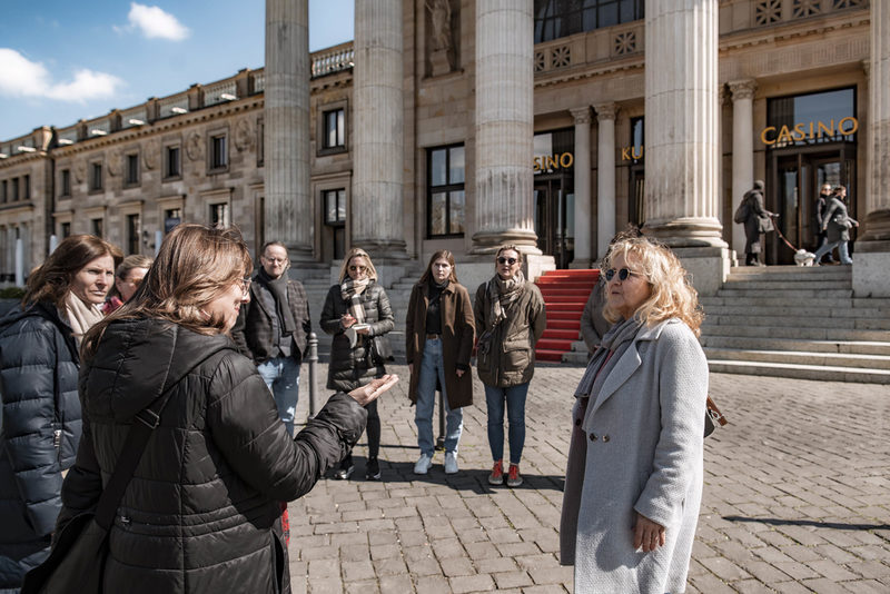 Menschen während der Stadtführung