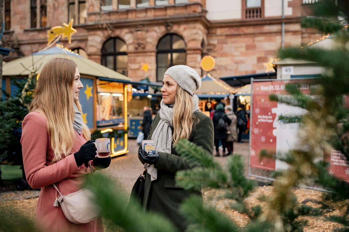 Petites balades de Noël au marché des étoiles filantes : deux femmes en visite à un marché de Noël