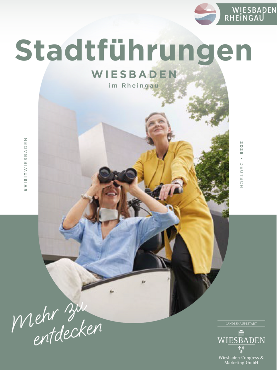 Stadtführunge: Startseite - Frauen vor modernem Gebäude