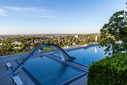 Freibad Opelbad mit Blick auf die Stadt