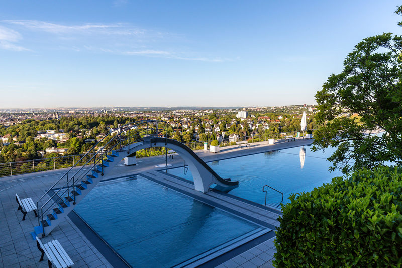 Freibad Opelbad mit Blick auf die Stadt