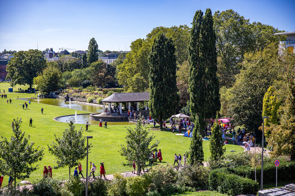 Menschen bei den Herbert- und Reisinger-Anlagen