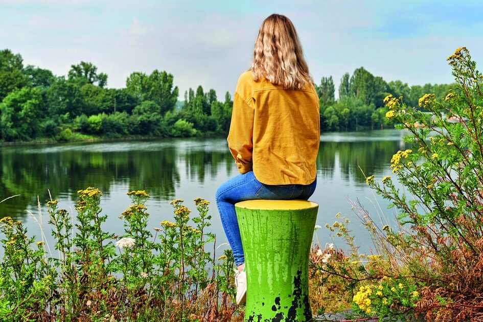 Schiersteinerhafen - Frau Blick auf den Hafen