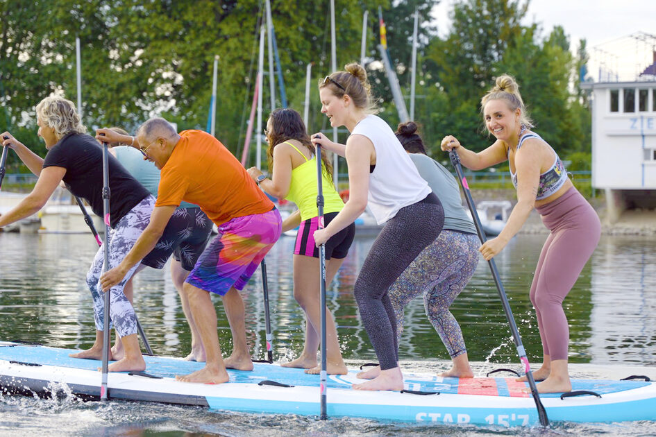 Teilnehmer in Aktion auf dem Wasser