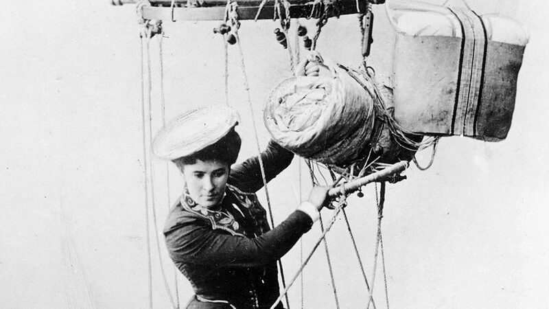 Frau sitzt auf einem Heißluftballon