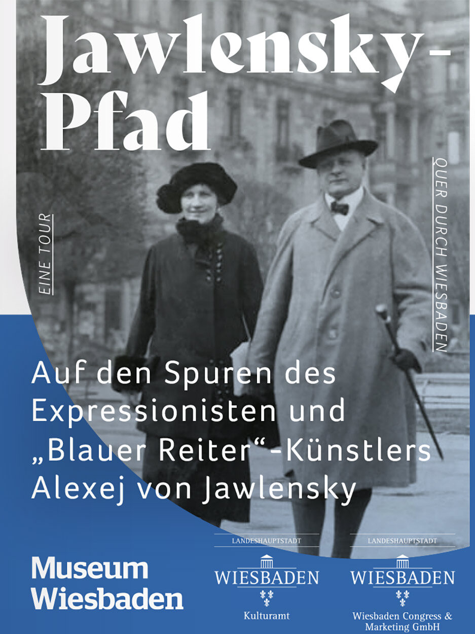 Alter Mann und alte Frau vor historischem Gebäude.