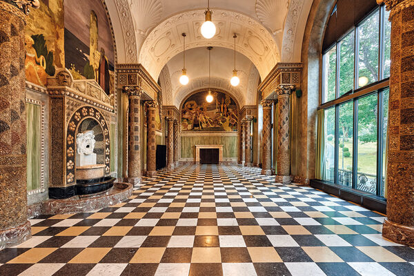 Historischer Saal in großem Gebäude.