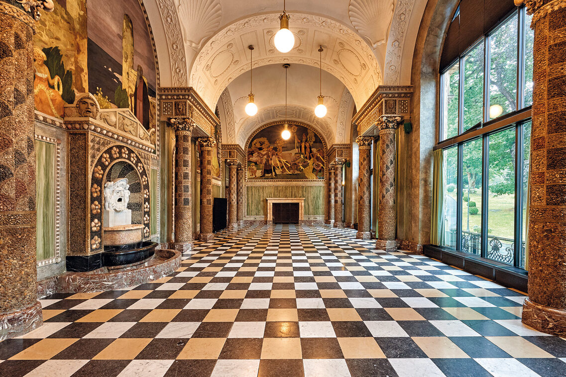 Sala histórica en un gran edificio.