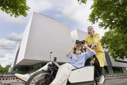 Zwei Frauen vor dem Museum