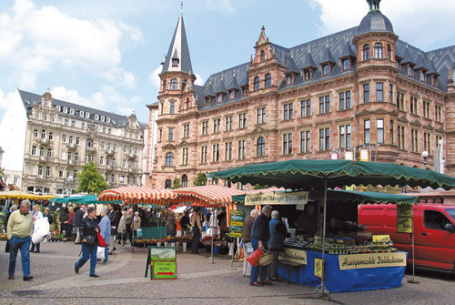 Markt auf dem Dern'schen Gelände vor dem Rathaus