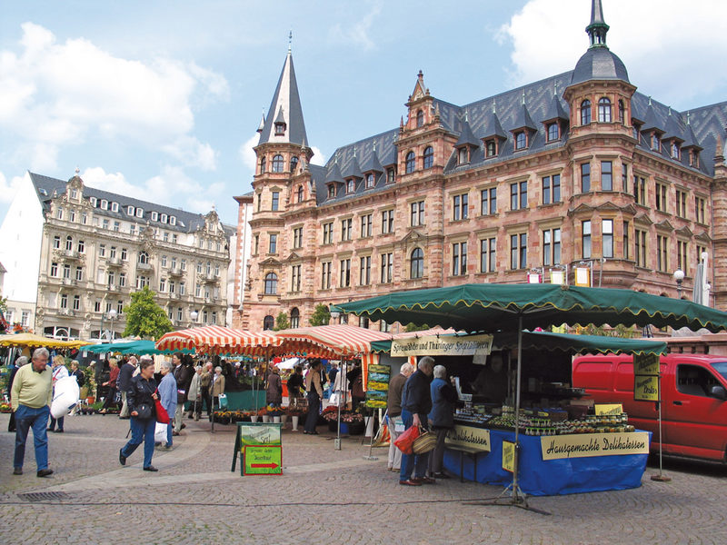 Markt auf dem Dern'schen Gelände vor dem Rathaus