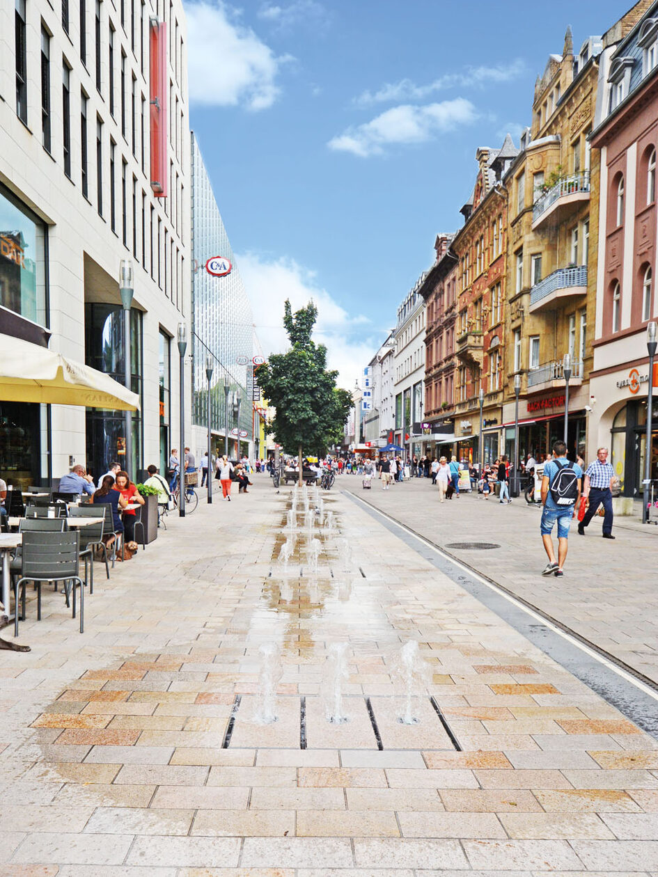 Wiesbadens Fußgängerzone mit Blick auf eine Wasserinstallation