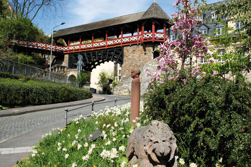 Die Heidenmauer mit Römertor zeugt von Wiesbadens Vergangenheit