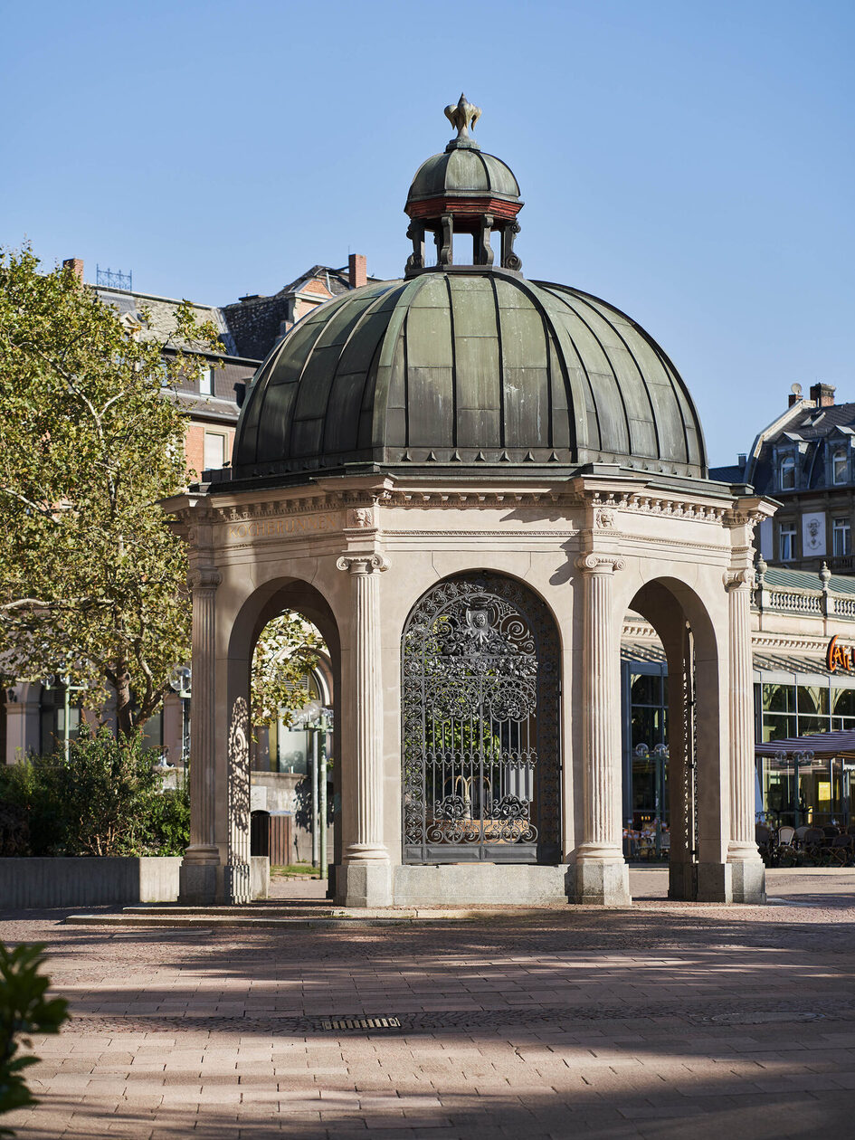 Blick auf den Kochbrunnentempel auf dem Kochbrunnenplatz