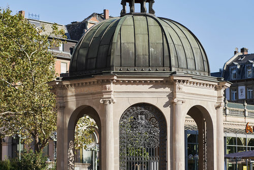 Blick auf den Kochbrunnentempel auf dem Kochbrunnenplatz