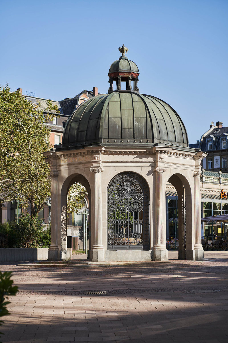 Blick auf den Kochbrunnentempel auf dem Kochbrunnenplatz