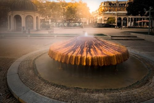 Kranzplatz mit Brunnen und Blick auf den Kochbrunnen.