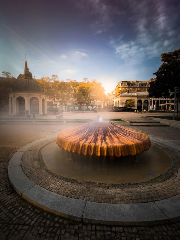 Kranzplatz mit Brunnen und Blick auf den Kochbrunnen.