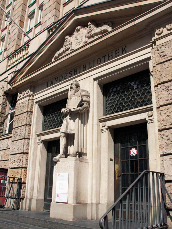 Eingangsportal der Landesbibliothek