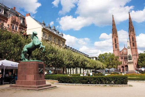 Luisenplatz mit Reiterstatue und Bonifatiuskirche