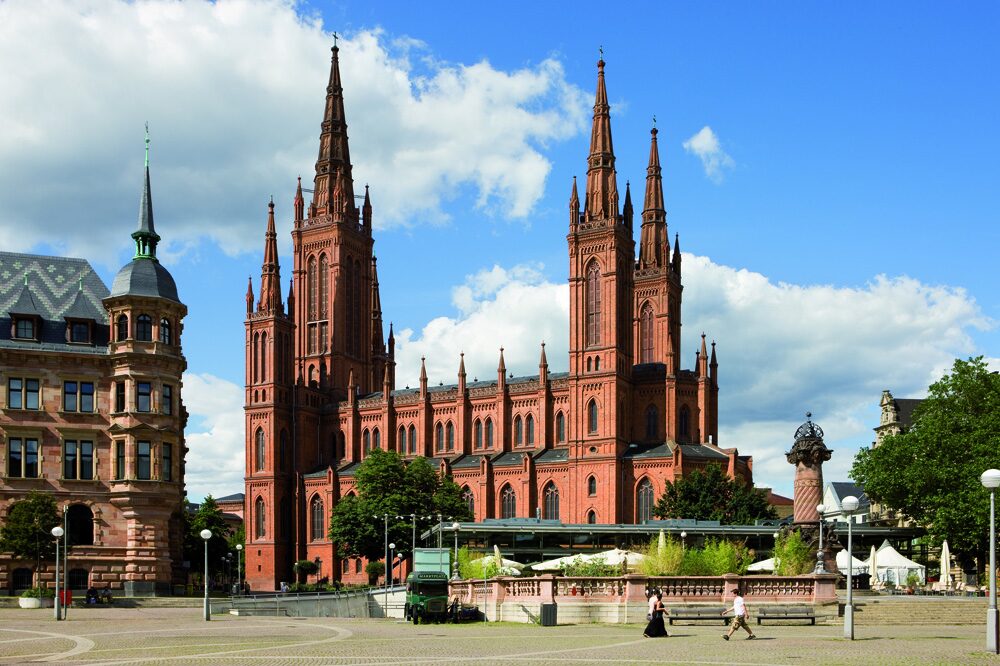 View of the town hall, the market church and the old market column with market fountain. (from left to right)