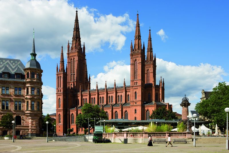 Blick auf das Rathaus, die Marktkirche und die alte Marktsäule mit Marktbrunnen. (von links nach rechts)