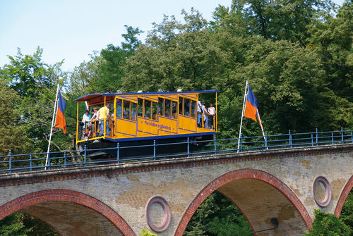 Die Nerobergbahn auf der Fahrt zum Gipfel des Neroberges.