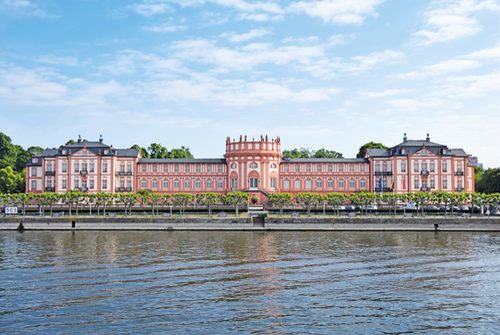 Das Biebricher Schloss liegt in einem malerischen Park direkt am Rhein