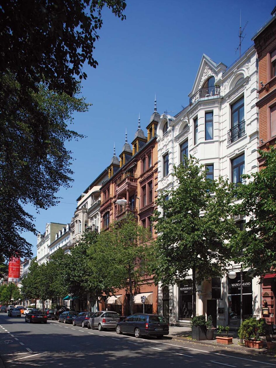 Zahlreiche Antiquitätenhändler präsentieren entlang der Taunusstraße ihre Angebote.