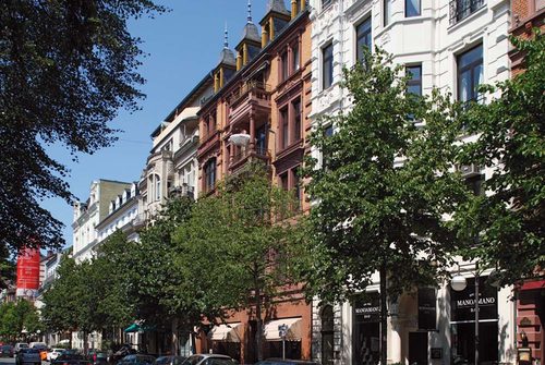 Zahlreiche Antiquitätenhändler präsentieren entlang der Taunusstraße ihre Angebote.