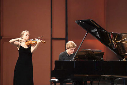 Junge Frau mit Violine, Mann am Klavier