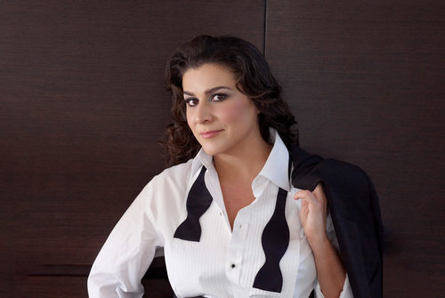 Porträt Cecilia Bartoli - Frau mit lockigen Haaren und Smoking