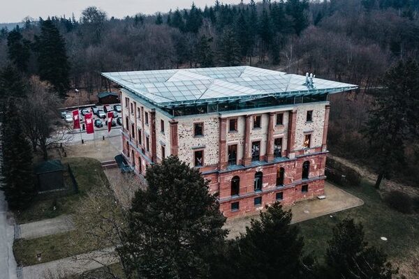 Das Jagdschloss Platte aus der Luft.