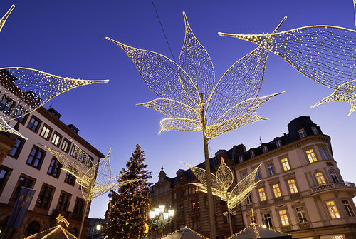 Der Wiesbadener Sternschnuppenmarkt -hell erleuchtete Häuser. Lichterketten und ein Weihnachtsbaum!