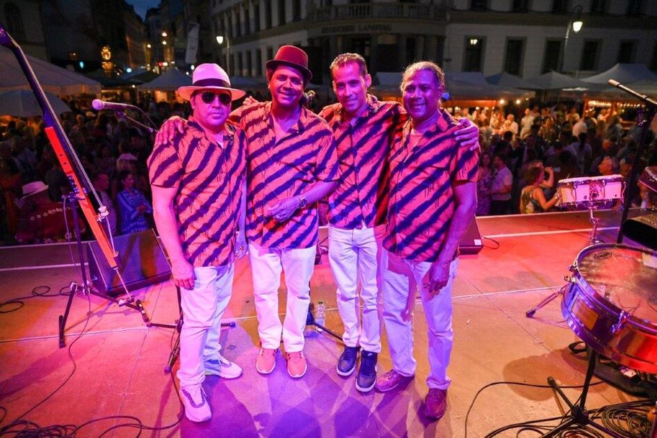 Spanische Band auf der Bühne