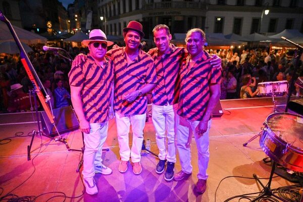 Spanische Band auf der Bühne
