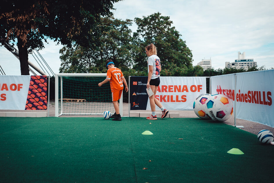 Mädchen und Junge spielen Fußball