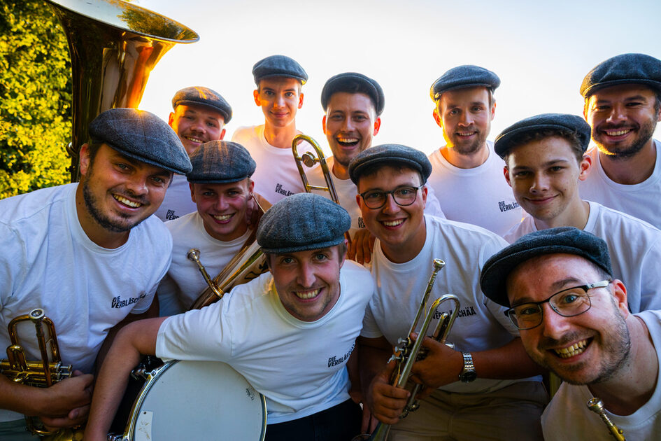 Jungen mit Musikinstrumenten blicken in Kamera
